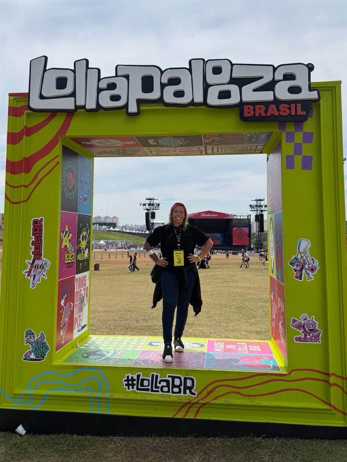 Tatiana Rodrigues na estrutura da Lollapalooza Brasil