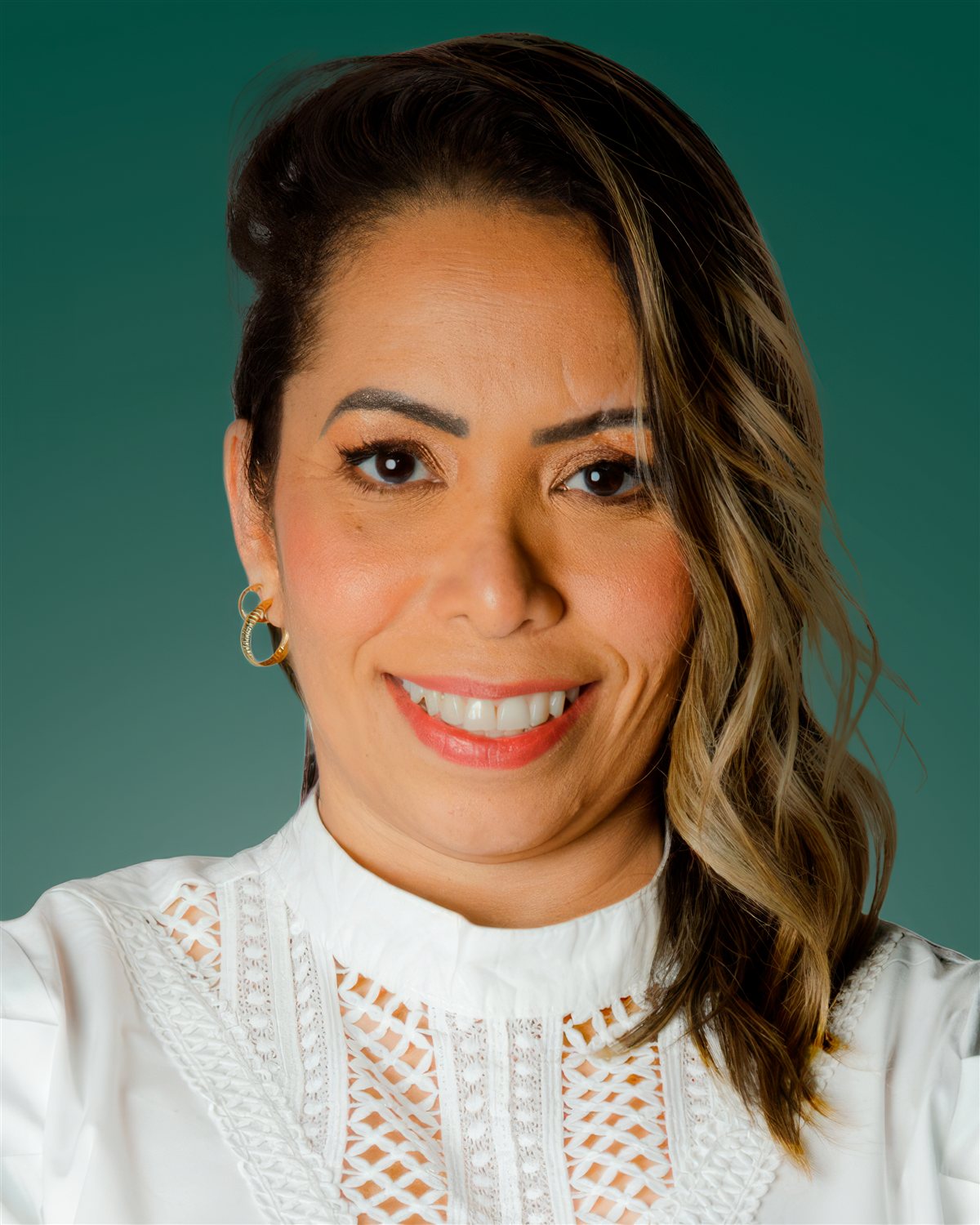 Retrato profissional da Tatiana Rodrigues, de blusa branca