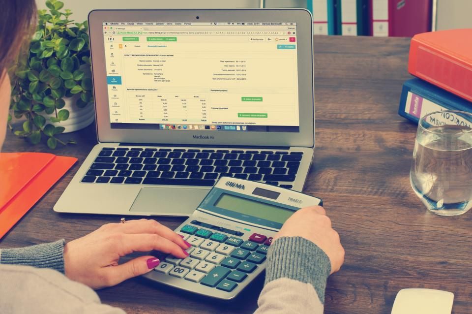 Foto ilustrativa: calculadora e planilha para controle de custos