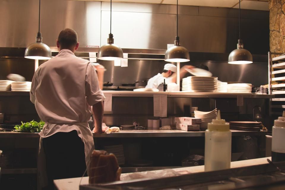 Foto ilustrativa: equipe trabalhando na cozinha do restaurante